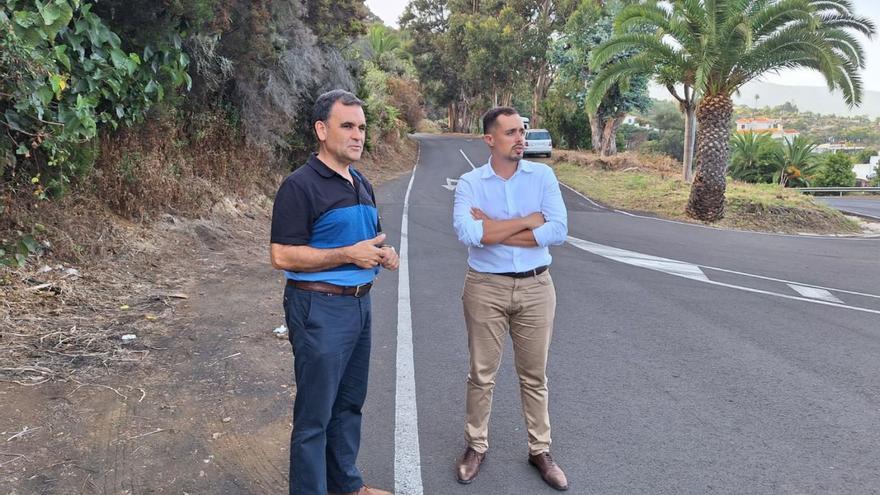 El responsable de Obras, Luis Cabrera, junto al alcalde de Mazo, Idafe Hernández (d). | | E. D.