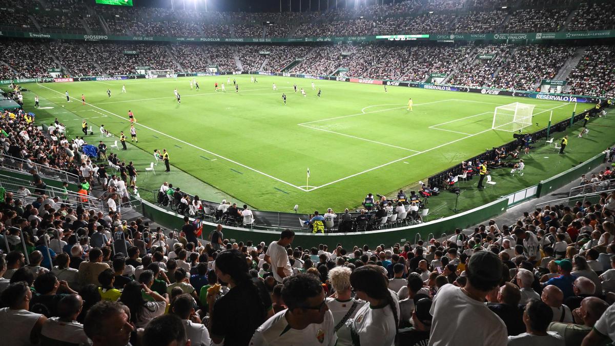 El Martínez Valero, repleto de aficionados antes de un partido, esta temporada.