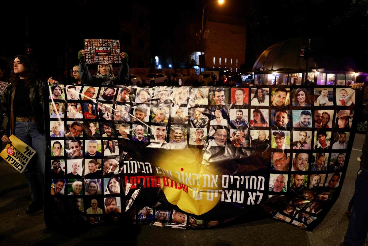 Familiares de los rehenes de Hamás protestan frente al domicilio de Netanyahu