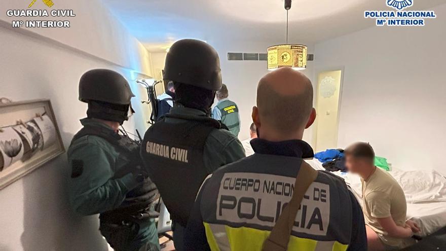 Agentes con uno de los detenidos en la operación realizada en Alicante y El Campello.