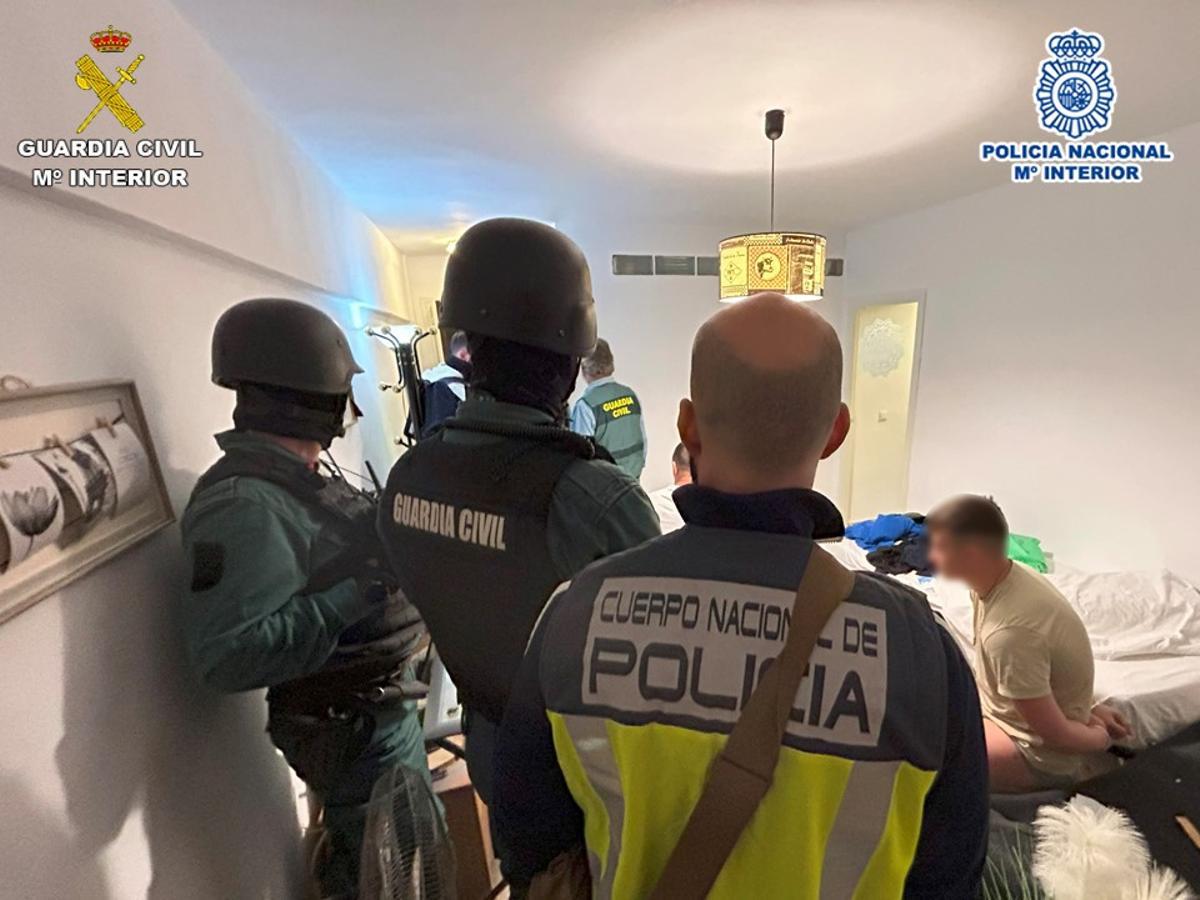 Agentes con uno de los detenidos en la operación realizada en Alicante y El Campello.