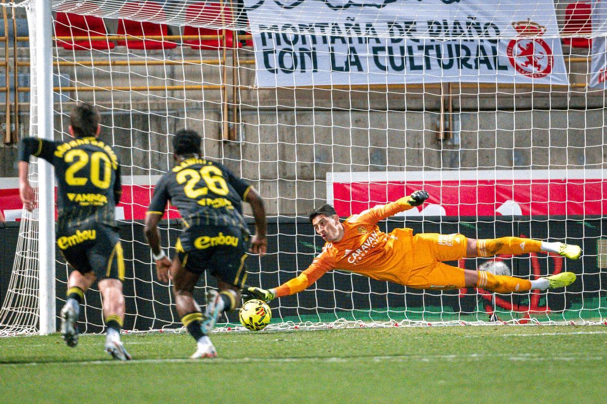 Esteban Andrada para el penalti en el partido entre el Real Zaragoza y la Cultural Leonesa.