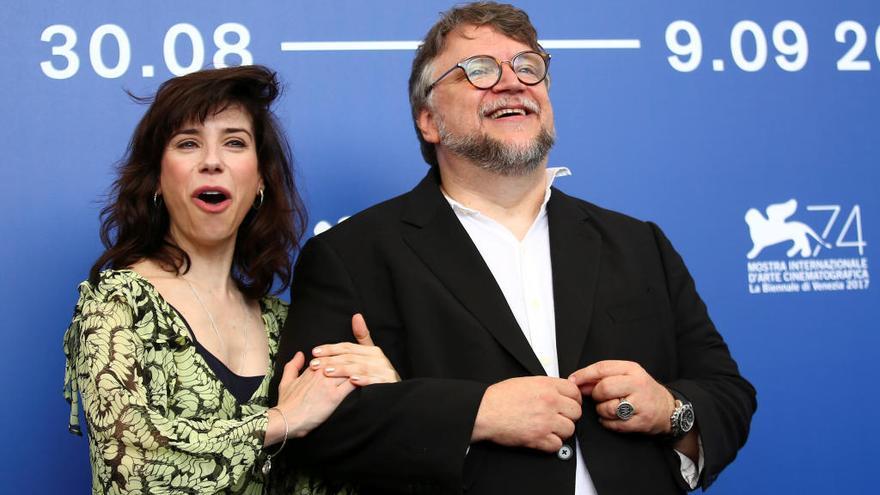 Guillermo del Toro posa con la actruz Sally Hawkins.