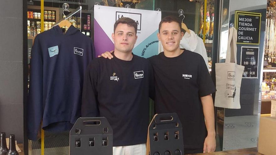 Jorge Lamelo, a la derecha, posa con su compañero Pablo del Amo en un ‘stand’ de La Gallega Beer Company. | // L. O.