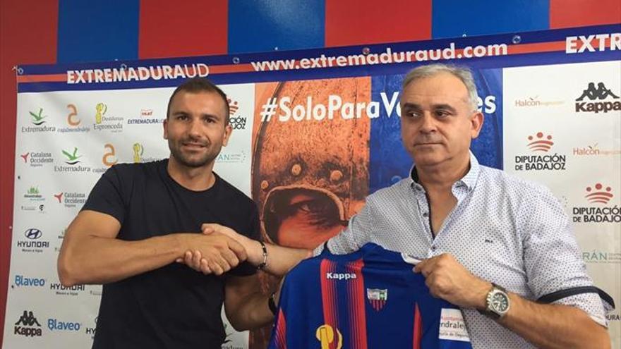 El Extremadura espera tener el pase de Zarfino para el partido de mañana