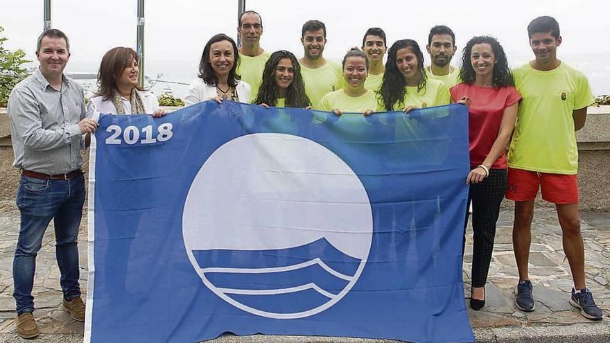 La alcaldesa con los socorristas y otros miembros del equipo de gobierno presentan las banderas. // S.A.