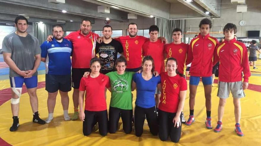 Foto de familia de los 13 luchadores gallegos concentrados en el Centro de Alto Rendimiento de Madrid.