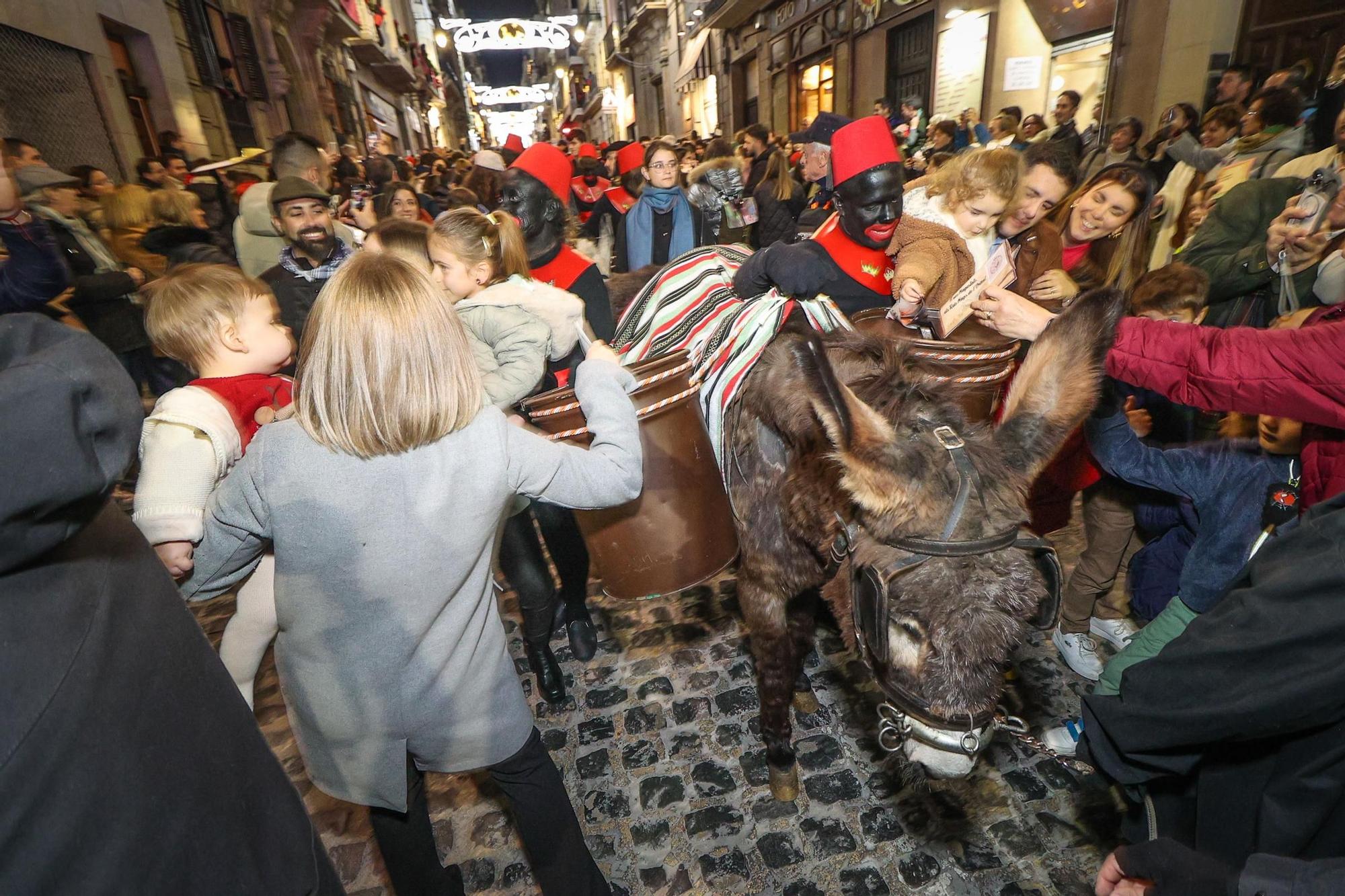 El Embajador Real y la entrega de cartas a las burritas llenan de ilusión las calles de Alcoy