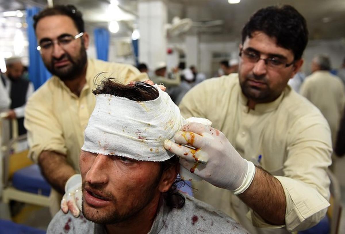 Un herido paquistaní por el terremoto.