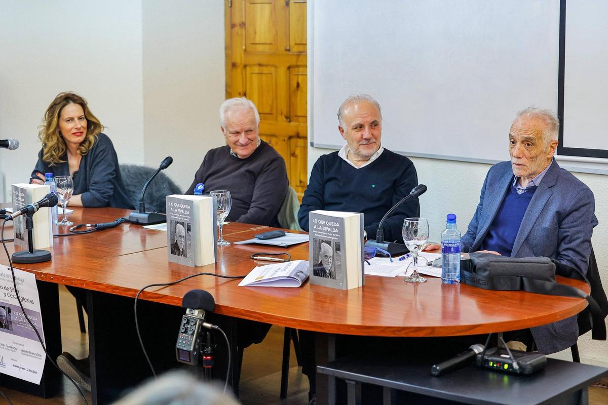 De izquierda a derecha; Isabel Rivera, presidenta de Cauce del Nalón; Melchor Fernández, exdirector de LA NUEVA ESPAÑA; César Iglesias, escritor de la autobiografía y Pedro de Silva, expresidente del Principado.