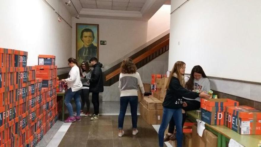 Alumnos de Maristas organizando los productos recogidos.