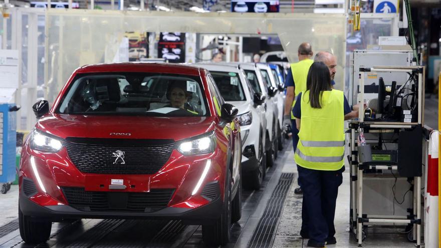 Trabajadores en el sistema 1 de la factoría de Stellantis Vigo, que fabrica el Peugeot 2008. |   // MARTA G. BREA