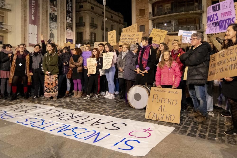 Centenars de persones surten al carrer el 8M