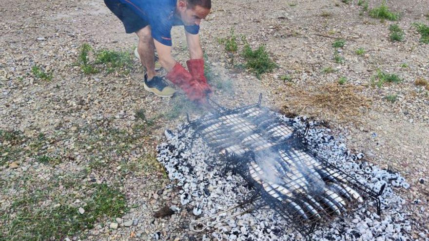 La asociación celebra San Juan con una sardinada