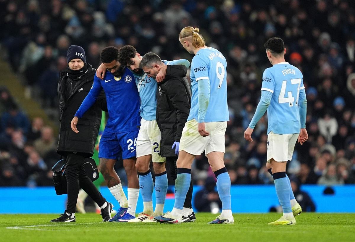 Reece James ayuda a Josko Gvardiol a retirarse del terreno de juego, lesionado por una fuerte entrada.