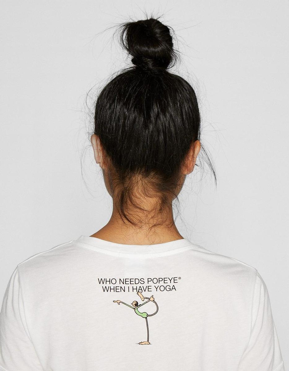 Camiseta de Stradivarius con la frase 'who needs popeye when I have yoga'