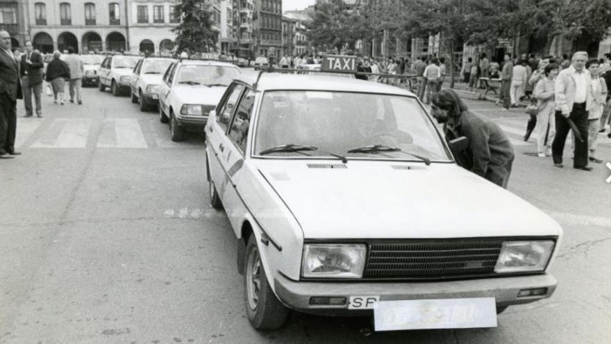 Taxis aparcados en El Parche, en una imagen de enero de 1986 de Alberto Morante.