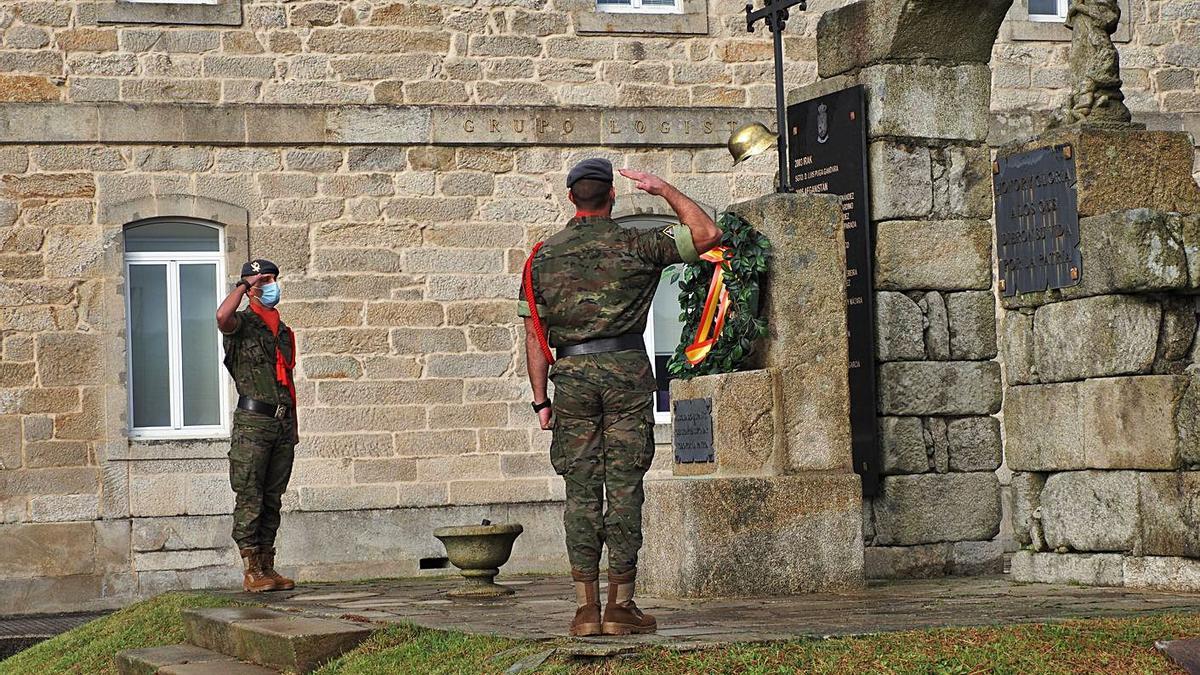 Dos militares de la Brilat durante el tradicional acto de homenaje a los caídos. |   // BRILAT O C