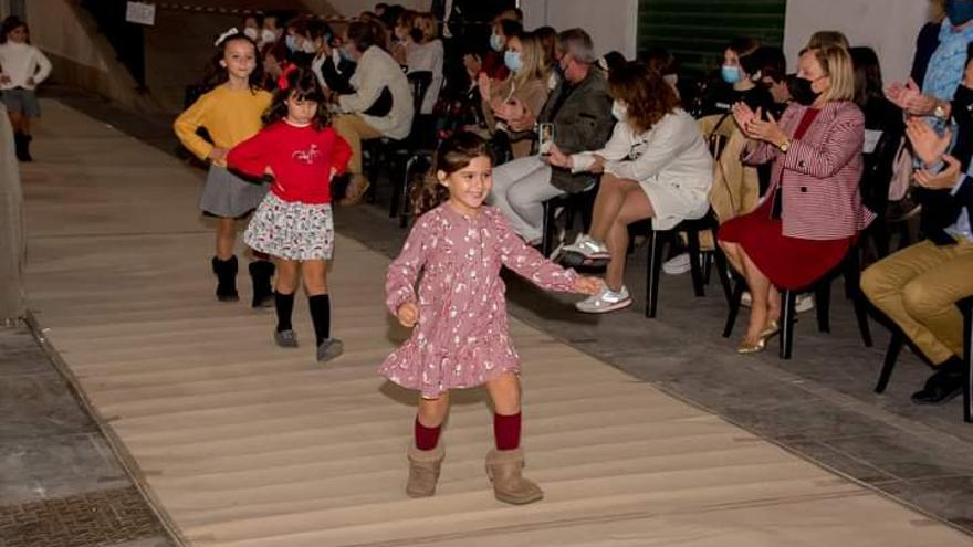 Moda y solidaridad en la IV Pasarela de la Falla La Palmera