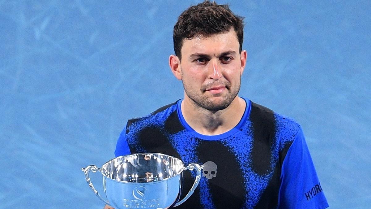 Karatsev gana el título ante Murray