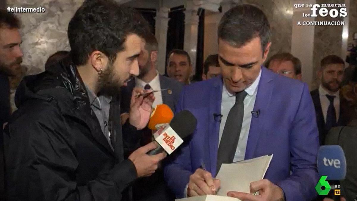 Isma Juárez con Pedro Sánchez en 'El Intermedio'.