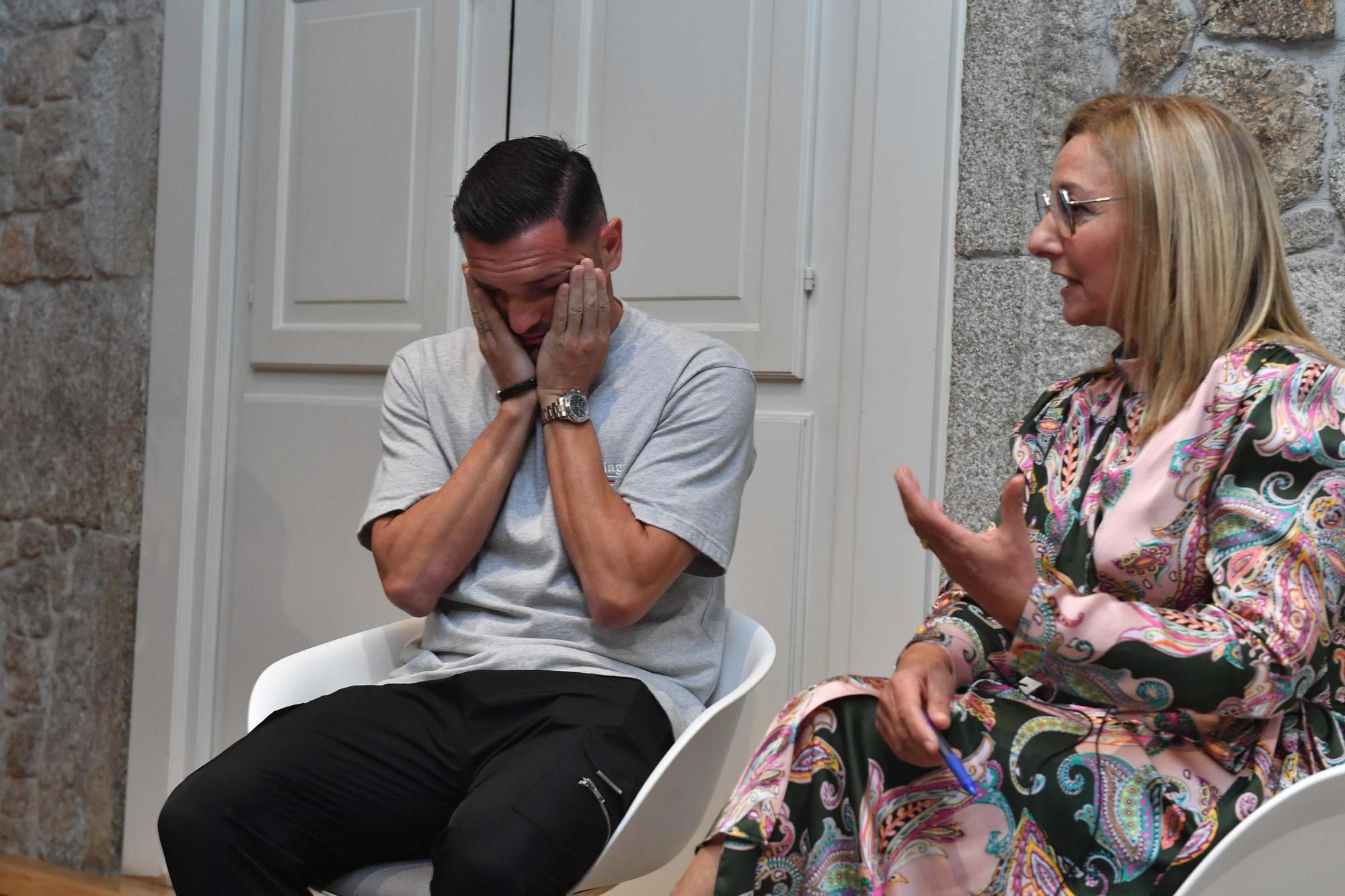 Lucas Pérez recuerda a sus abuelos en un encuentro de Cruz Roja