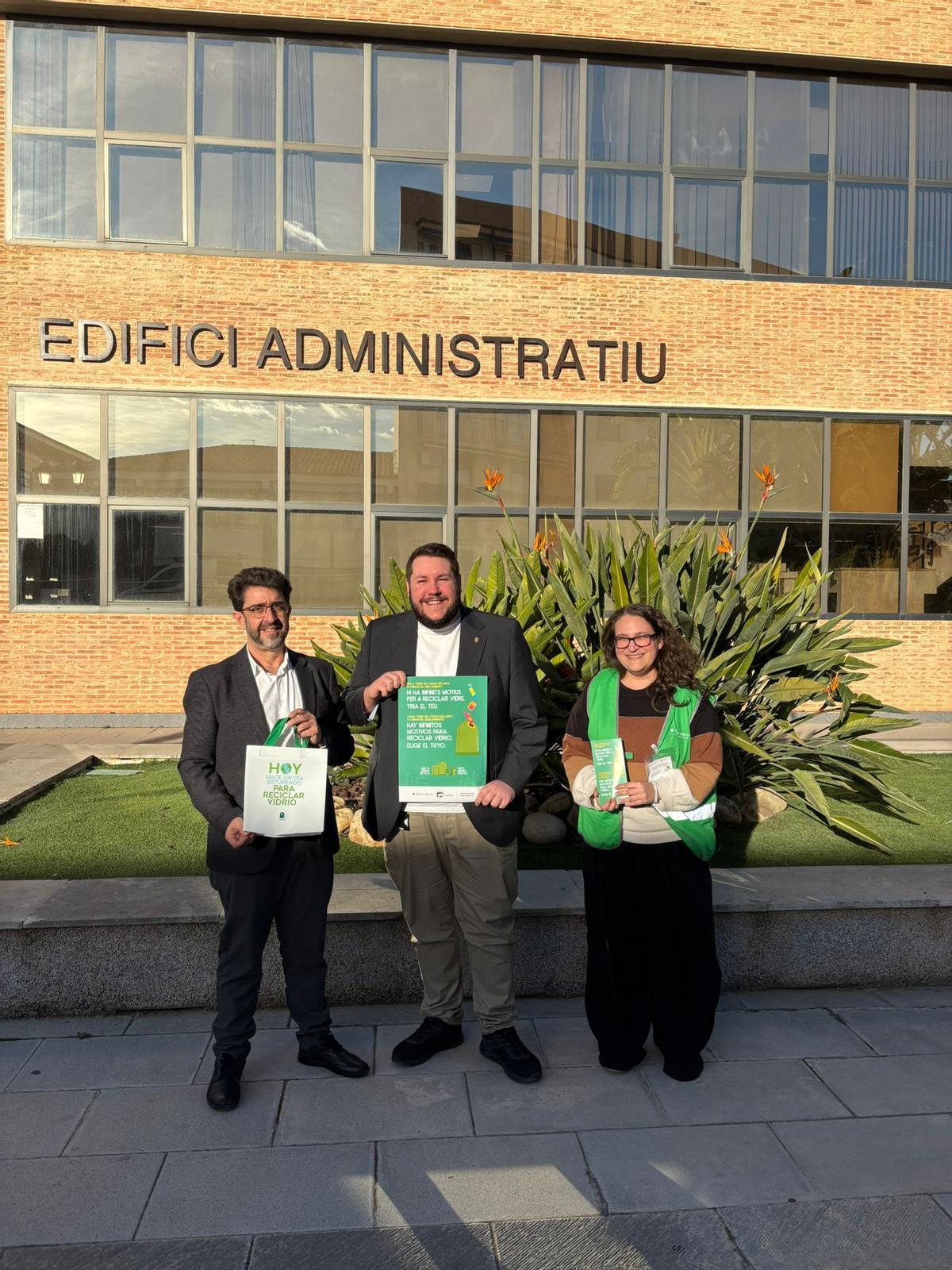 El concejal de Servicios y Control de Barrios, Vicente Sánchez junto con los responsables de la campaña Ecovidrio en Paterna.