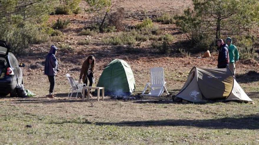 Jóvenes acampados en la «rave» de 2015 en Benagéber.