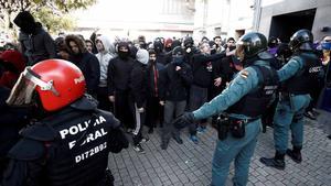 Bajo un potente dispositivo policial, Ciudadanos celebra este domingo un acto con presencia del PP y de VOX en Alsasua. Las calles de la ciudad son este domingo un hervidero de gente y de ideologías.