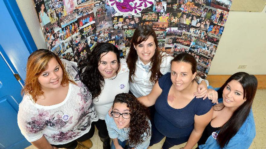 Sarah del Pino García (izq), Jenny Rodríguez, Irene Suárez, Sabina Sánchez y Tatiana Crespo (delante) en el local La Tablilla de Agüimes con fotos detrás.