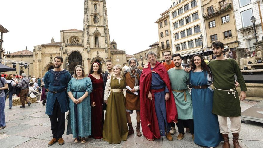 Por la izquierda, Diego Rosillo, Lucía Menéndez, Itsasne Martínez, Raúl Pendás, Cristina Medal, Pepe Mieres, Ramón Langa, Senén Menéndez, Álvaro Bacigalupe, Iris Alonso y Pedro Fernández, ayer, en la plaza de la Catedral, en el estreno de el «Primer Peregrino». | LUISMA MURIAS