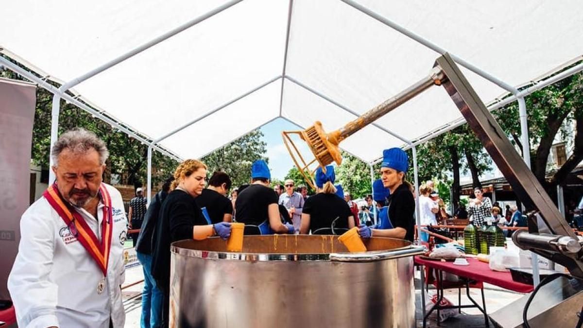 Preparación del salmorejo de récord en Cañete en una edición pasada.