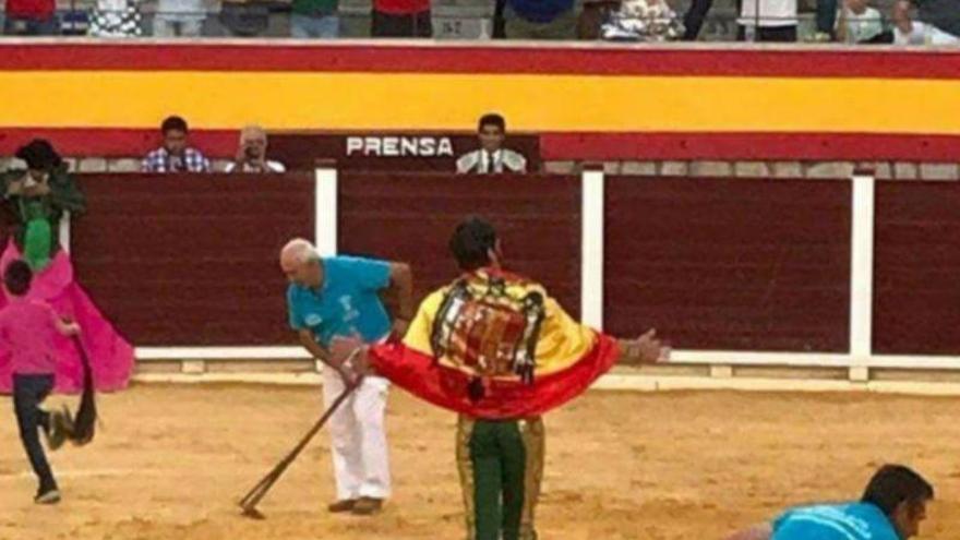 El Gobierno defiende el premio de Tauromaquia a Padilla tras su exhibición de la bandera franquista