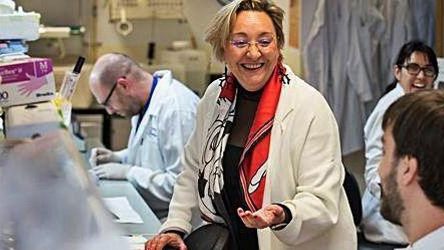 La investigadora Ángela Nieto, en el centro, bromea con su equipo del Instituto de Neurociencias.