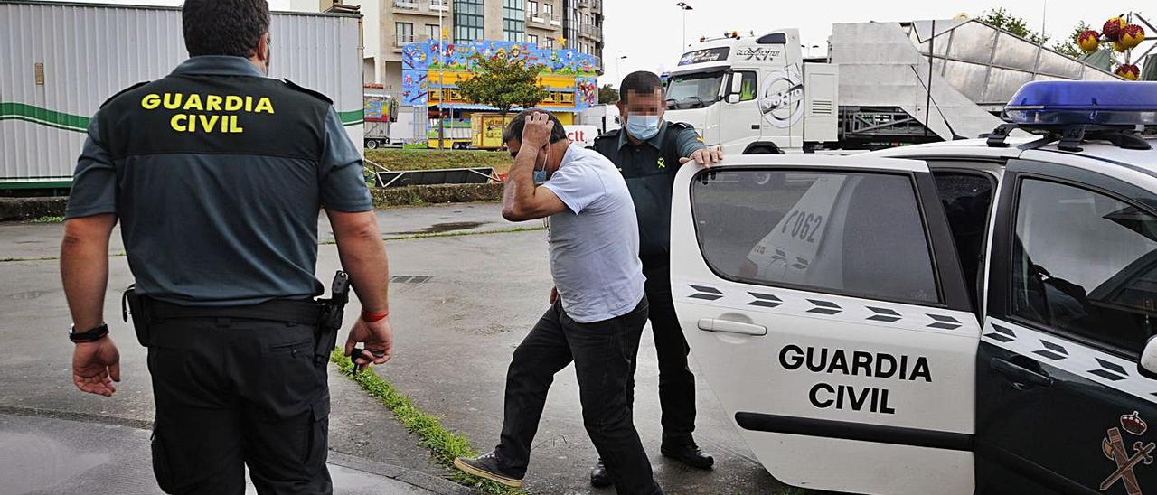 El arrestado a su llegada a los juzgados de Lalín. Abajo: posa junto a su abogado Alberto Massa tras comparecer ante la jueza. |  // BERNABÉ/JAVIER LALÍN