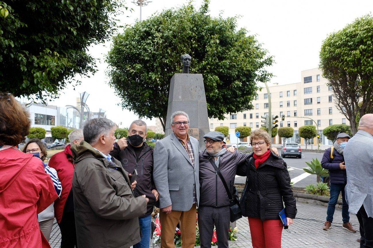 Ofrenda floral ante el busto de Felo Monzón por el 112 aniversario de su nacimiento