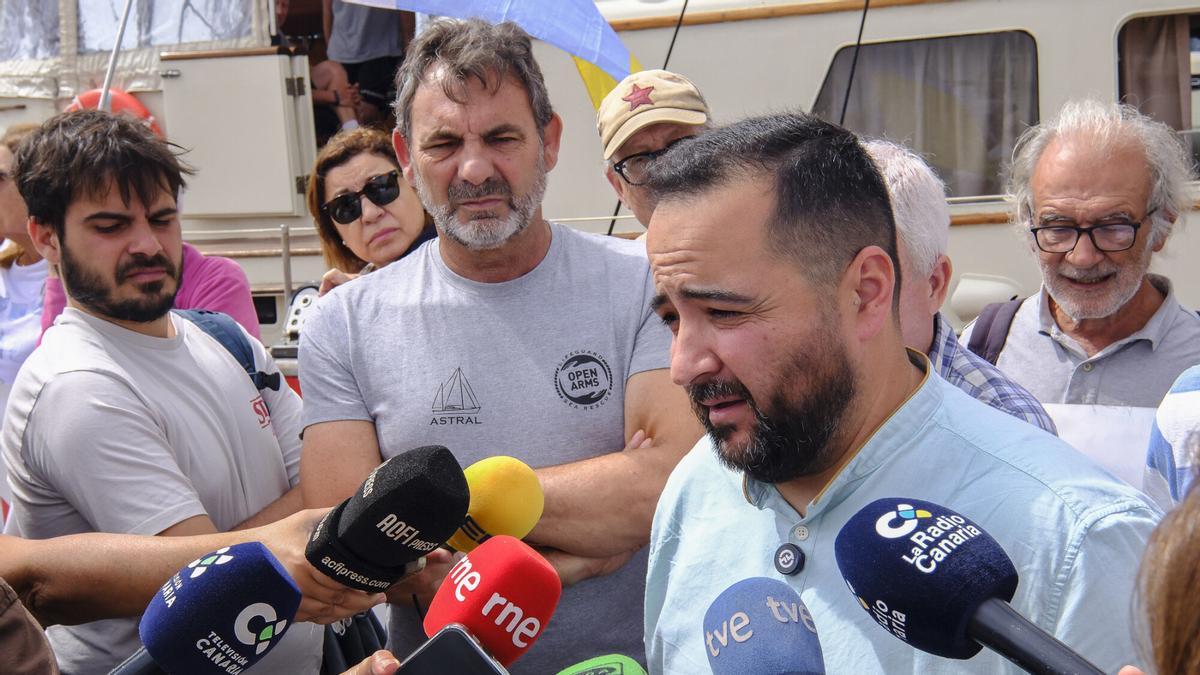 Open Arms recala en el Puerto de Las Palmas para recabar apoyos antes de partir hacia Cuba para llevar placas solares a un hospital pediátrico de La Habana