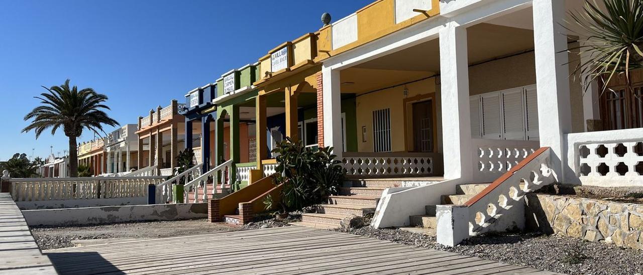 Las cuatro ‘casetes’ de primera fila de playa con orden de derribo en Nules se encuentran repartidas en todo el tramo de la avenida Illes Columbretes.