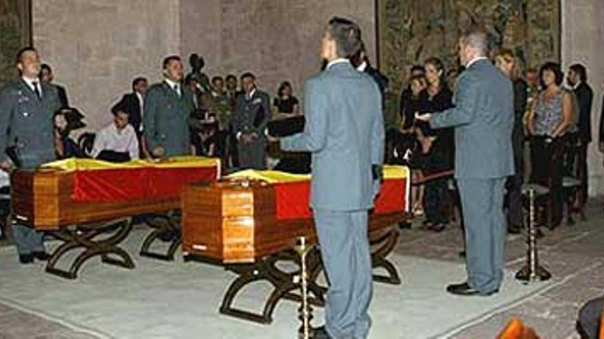 Los Príncipes de Asturias presiden hoy el funeral por los dos agentes fallecidos