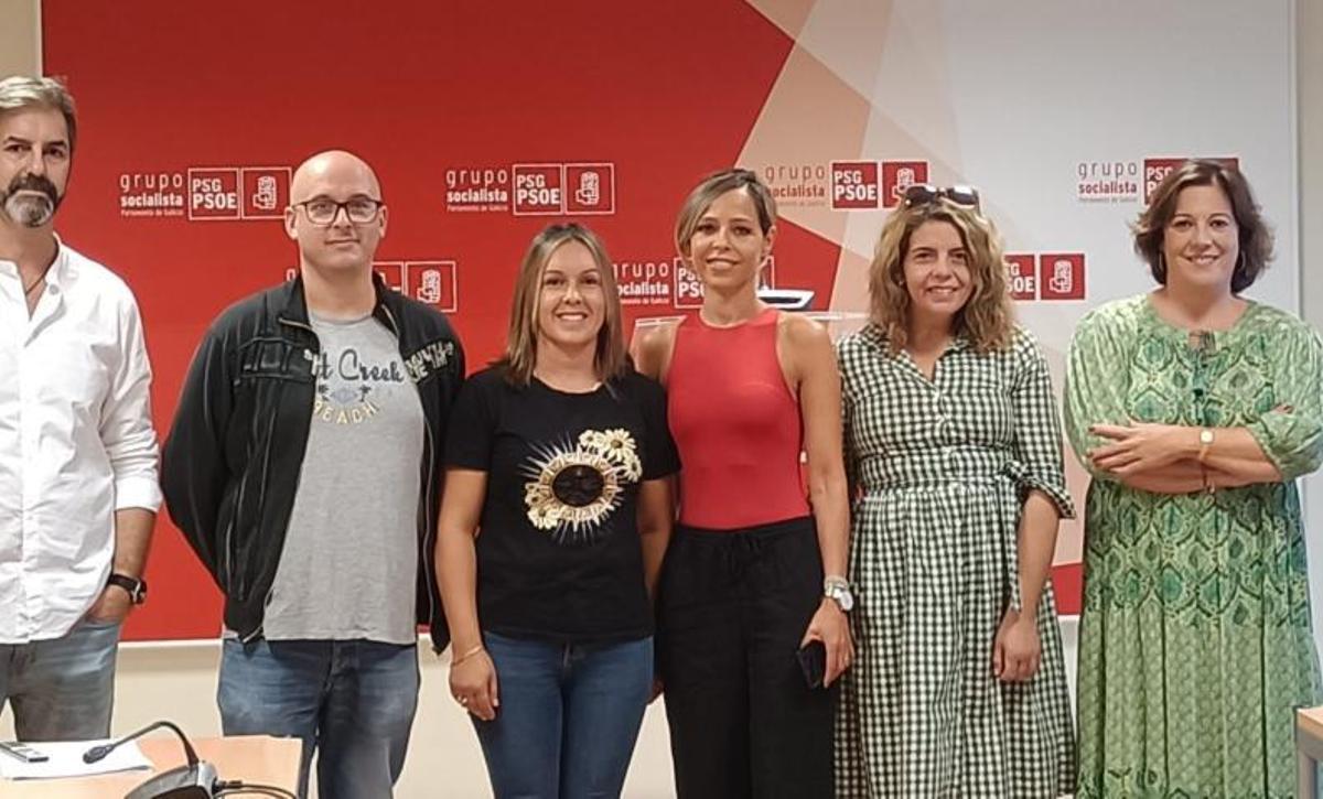 Noelia Otero, no centro, con representantes dos pais e nais / PSOE