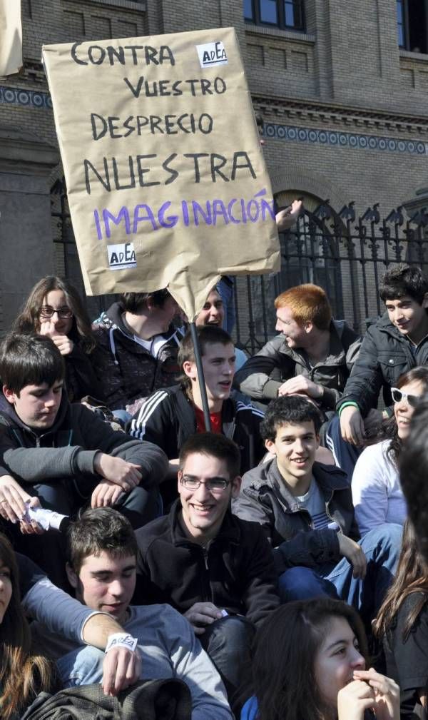 Imágenes de la jornada de huelga estudiantil en Zaragoza