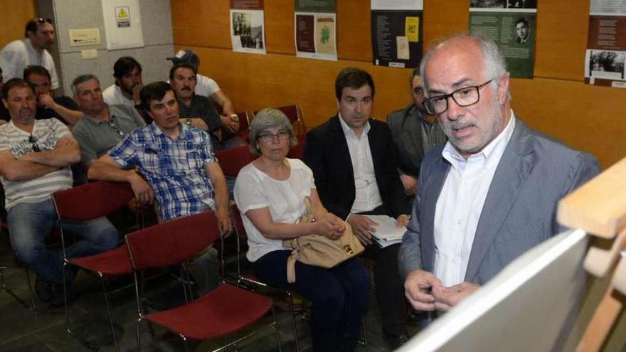 La actuación fue presentada en mayo al sector pesquero de Cambados por José Juan Durán. // Noé Parga