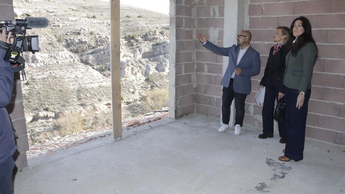 Inmaculada Aured, María Pía Canals y Alberto Izquierdo en la visita a las obras de las viviendas en Gúdar.