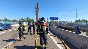 Los Bomberos de la Diputación de Valladolid trabajan en un accidente múltiple registrado este viernes en la VA-30, en Arroyo de la Encomienda (Valladolid)