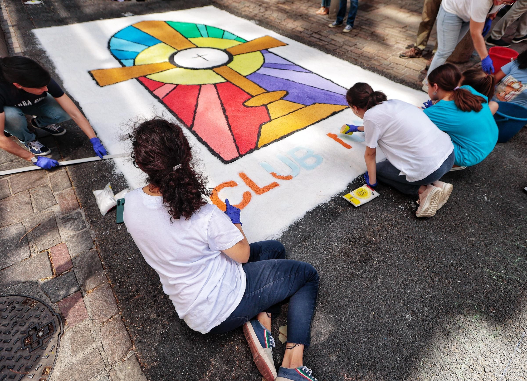 Elaboración de alfombras del Corpus en Santa Cruz