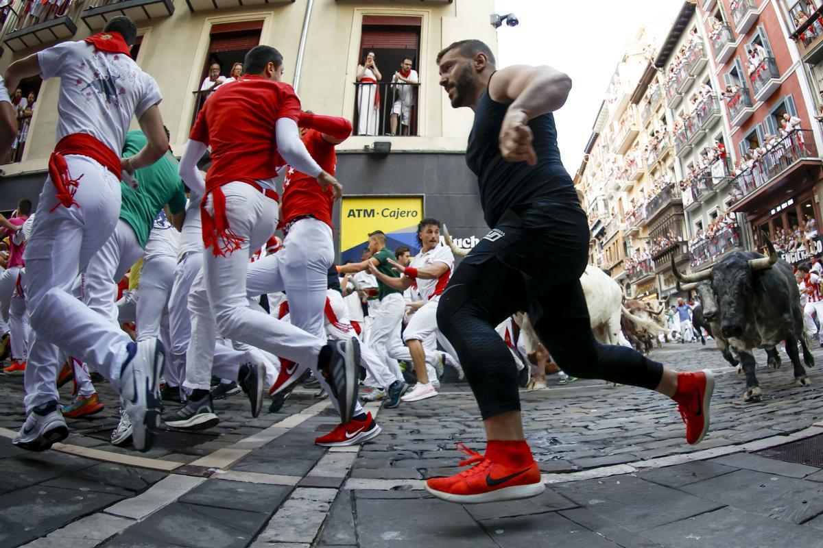 Los Cebada Gago recorren unidos un rápido segundo encierro de los Sanfermines 2026.