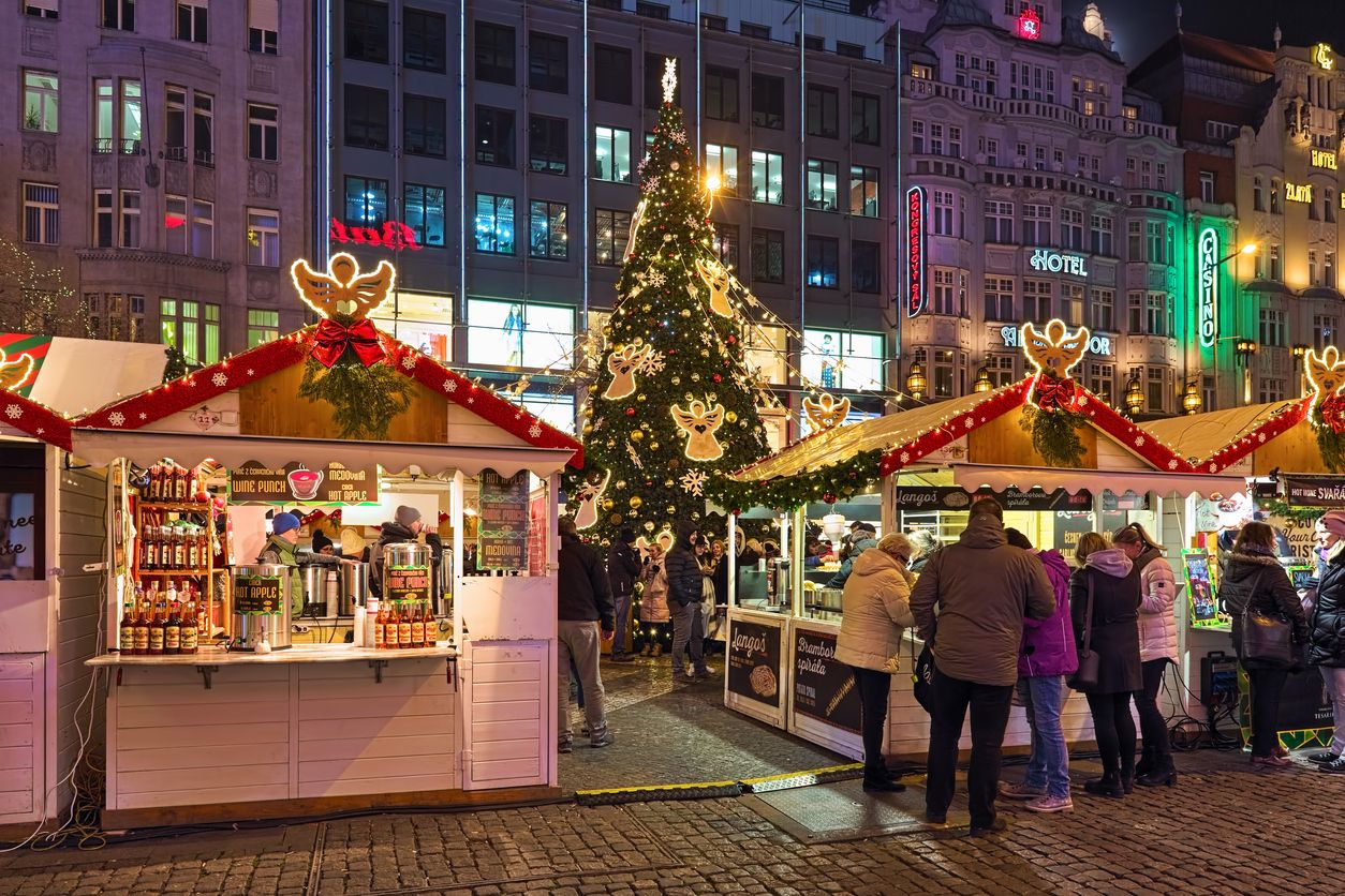 En  la plaza de Wenceslao o Václavské náměstí podrás comer o patinar sobre hielo.