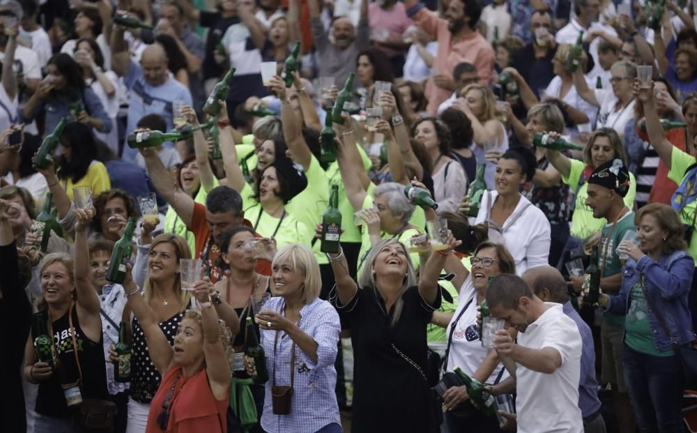 Gijón bate el récord de escanciado simultáneo de sidra