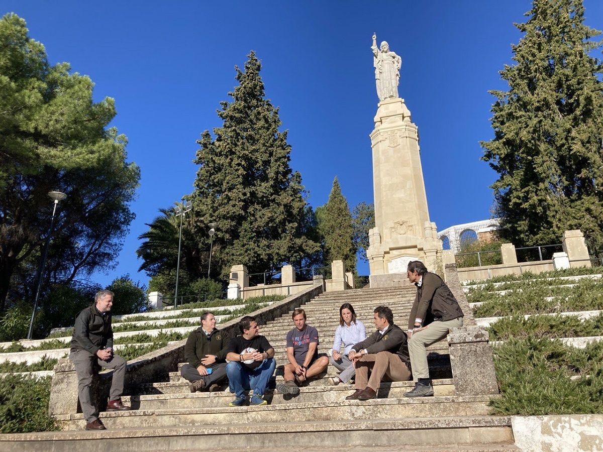 El delegado del Gobierno, Antonio Repullo (centro), acompañado por el alcalde de Córdoba, José María Bellido (3º por la izda.), y la delegada territorial de Cultura y Patrimonio Histórico, Cristina Casanueva (3ª por la der.), han visitado las Ermitas para dar conocer el inicio del procedimiento para su declaración como BIC.