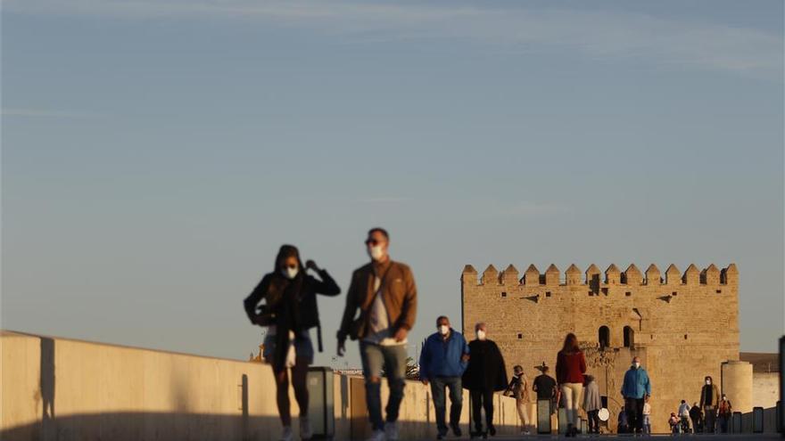 Cielo despejado sobre el Puente Romano de Córdoba.